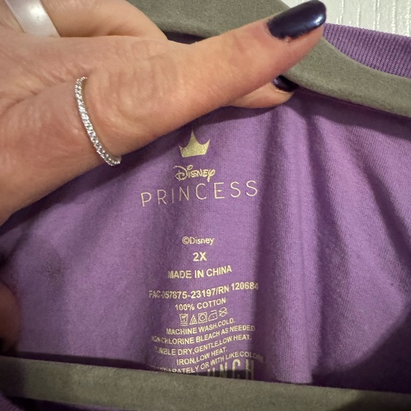 Disney Tangled Floral Lanterns Women’s Teeshirt BoxLunch Excluaivw - Picture 7 of 8